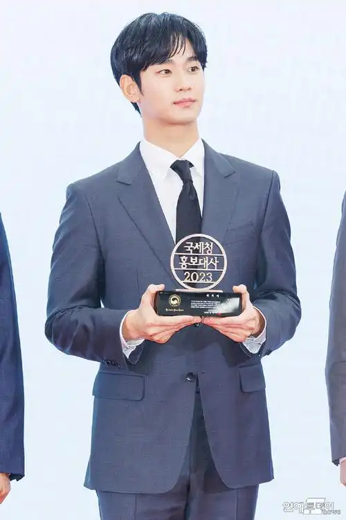 原来来自星星的你是纪录片##金秀贤今日活动生图