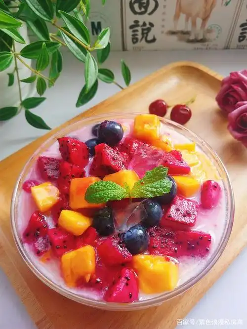 6.倒入养乐多,放水果,夏日水果冰粉就做好啦!