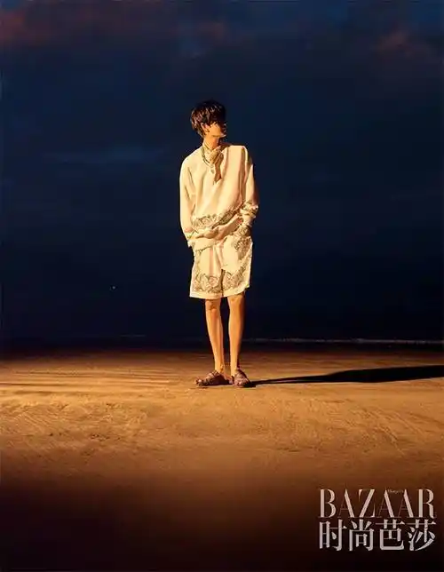 原创任嘉伦雨后情天芭莎大片花纹衬衫搭配湿发造型时尚帅气