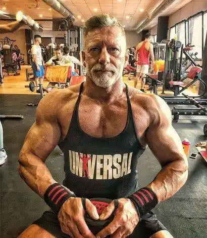 年龄不是问题,有肌肉的"老腊肉"才最帅,53岁依然拥有极致身材_运动