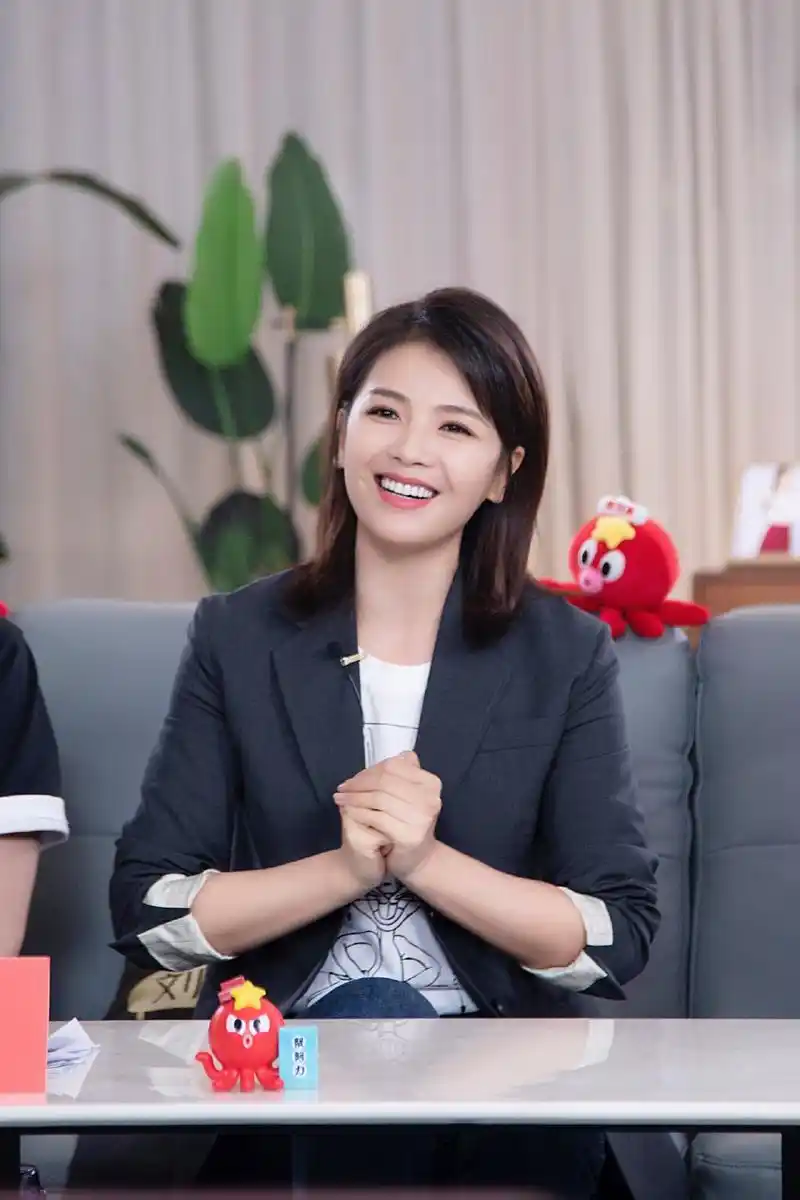 41岁的刘涛剪掉长发变锁骨短发搭配西服和牛仔裤时髦减龄