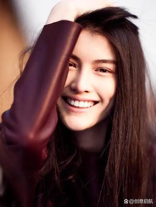 何穗:从金蛋助理到千万身价超模,坚韧与才华铸就的逆袭之路 何穗,一位