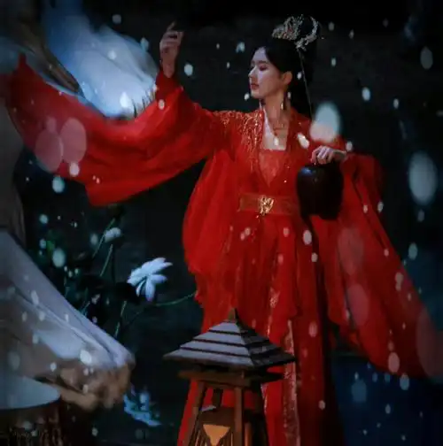 赵露思神隐红衣路透氛围感#赵露思的红衣古装造型太有氛围感涟缮