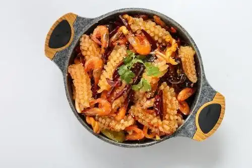 黑色铁锅里的麻辣鱿鱼花干锅