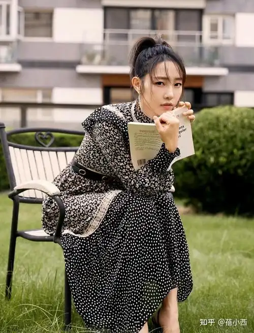 "白百何"穿衣真高调,穿黑色连衣裙露肩还露腿,性感得不行 - 知乎