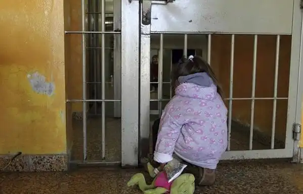 纪实摄影:阿根廷监狱无辜孩子境遇令人心酸