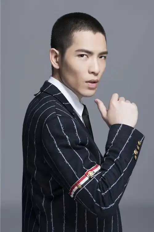 萧敬腾的音乐之路:从驻唱歌手到雨神巨星,他背后的女人是谁