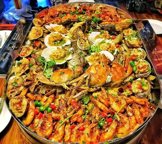 10个客人点一大盘海鲜大咖,减少了点菜种类,降低了后厨的工作量,变相