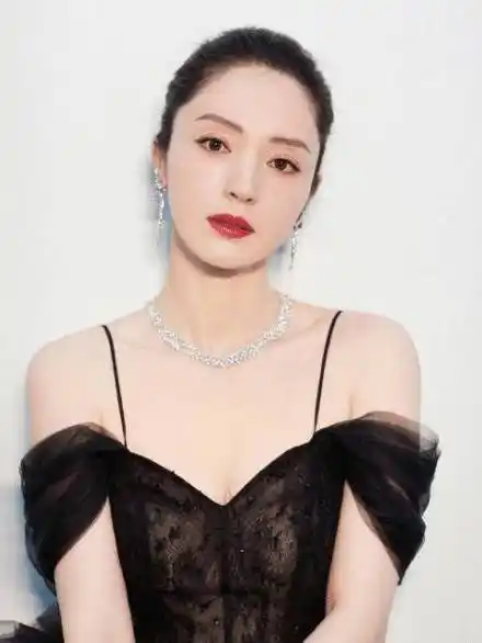 不过现在年纪大了之后,董璇的身材似乎也有点发福的迹象,最近现身活动