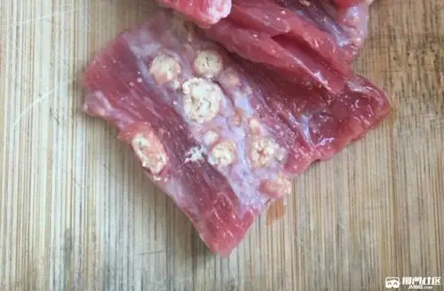 买的牛肉上面有一窝窝颗粒能吃吗