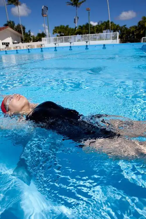 【转载】丰韵美女享受游泳的清凉与乐趣