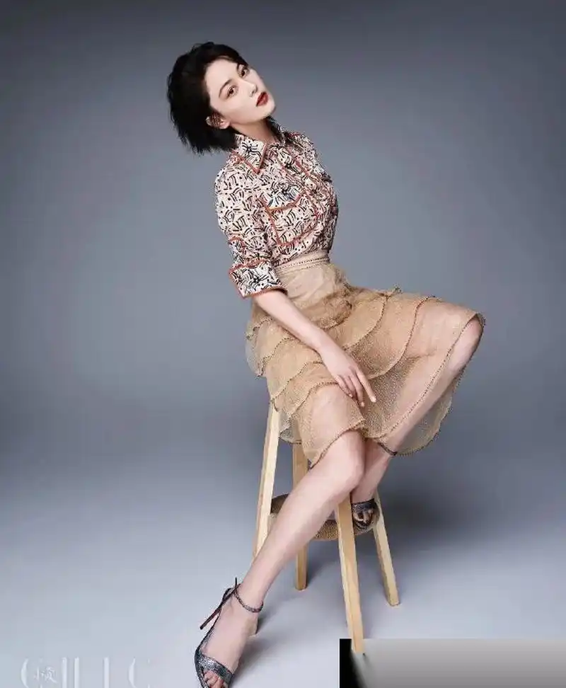 张馨予微湿短发配上各种穿搭