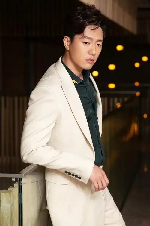 凌潇肃沉稳儒雅西装写真图片