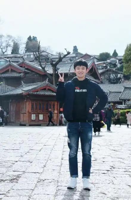 新闻 社会频道 社会【 摘要】19日董子健在微博上晒出在丽江的旅游照