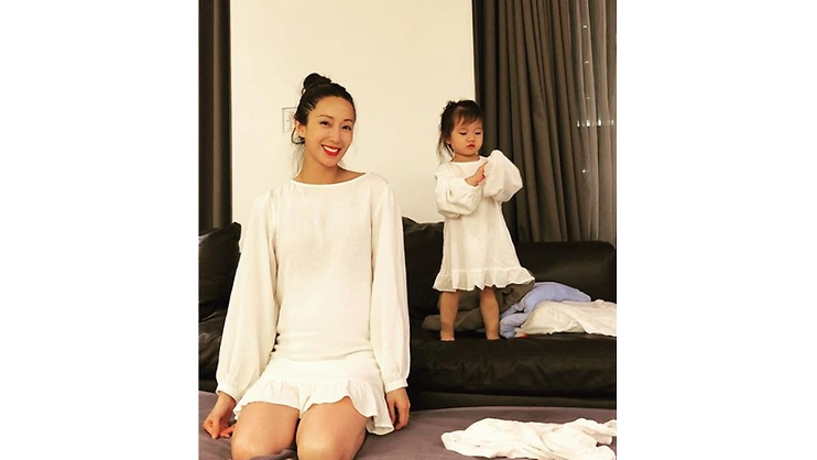 隋棠,女儿母女装上镜 跪坐7月孕肚现形!