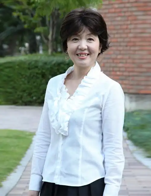 追求艺术美对一个中年女人而言显得尤其重要,尽管我们都不是艺术