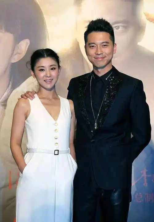 李小萌长相与身材不符童颜脸配成熟曲线穿白色连体裤挺有韵味