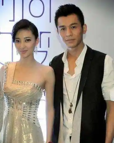 原创古装男神乔振宇与王丽坤秘恋八年无果转身娶了小八岁娇妻