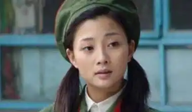 40岁殷桃室内抽烟被拍?