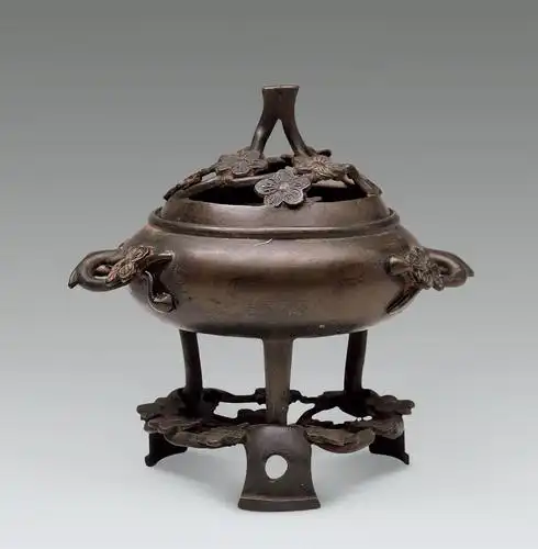2749 清 铜梅花纹熏炉