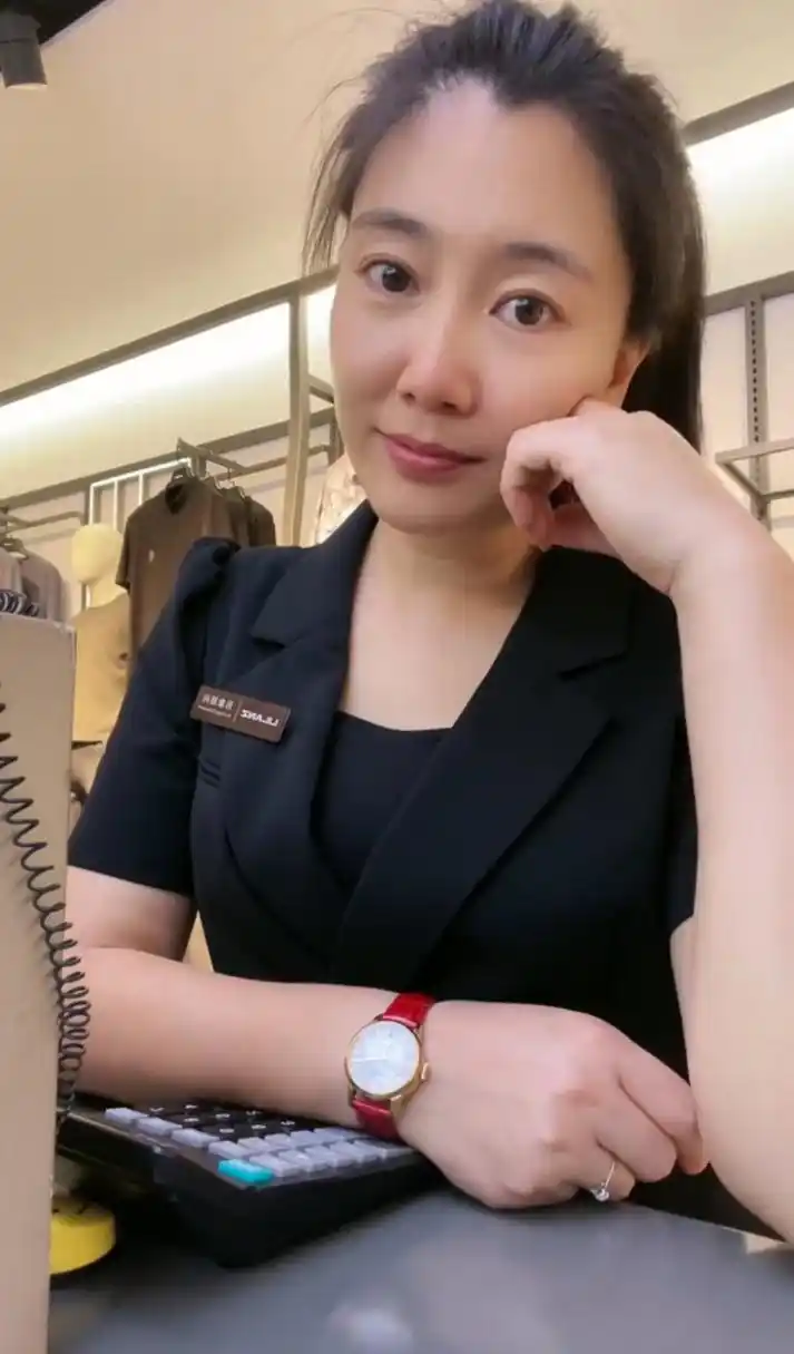 我一个40岁的单身女人,每天闹钟一响,就立马起床,起早贪黑,每天做着