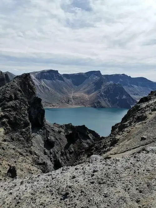 长白山主峰海拔2691米,在2100米处有著名景观一一天池.