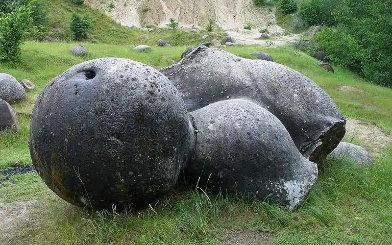 世界上最诡异的石头,喝水就能长大,专家切开后终于发现内部奥秘
