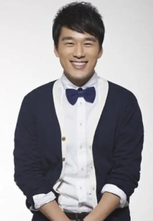 在今年浙江卫视举办的的跨年晚会中,王耀庆身着一袭蓝色西装,演唱了他