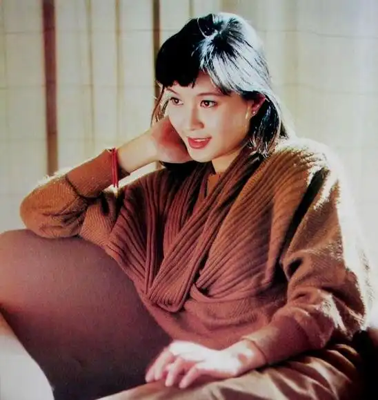 岳红,五官立体,气场十足,成熟温婉,靠着85年在央视