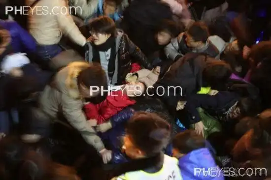 上海市黄浦区外滩陈毅广场发生群众拥挤踩踏事故,致35人死亡,43人受伤