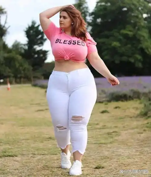 来自罗马尼亚的时尚大码模特