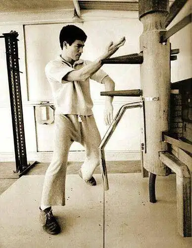 李小龙罕见训练照曝光,与叶问切磋爆发力不逊泰森