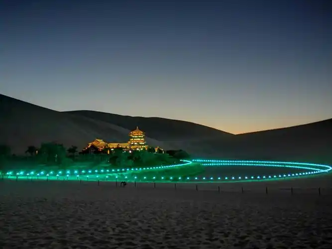 游玩敦煌鸣沙山,月牙泉