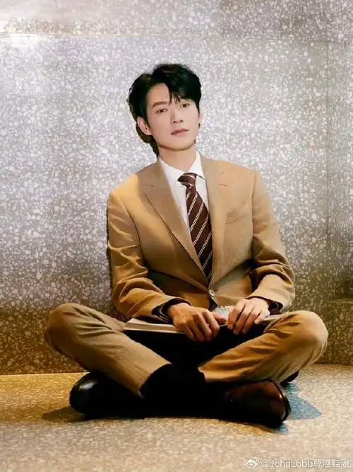 魏大勋穿着john lobb "moorgate"五孔牛津鞋出席活动,松弛有度,造就