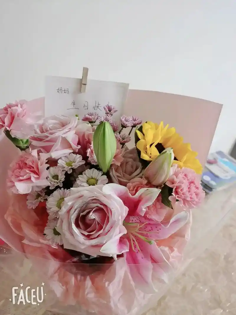 两个宝贝送妈妈的花只有照片能记录这份珍贵  - 抖音