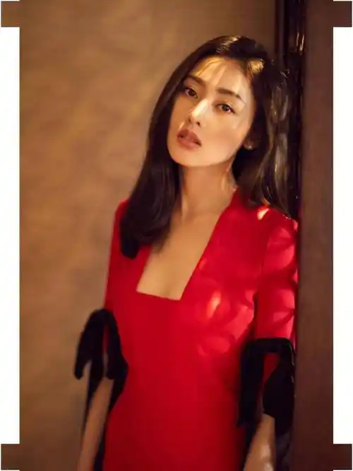 张天爱练习瑜伽,穿红色紧身衣大秀好身材,网友大赞!