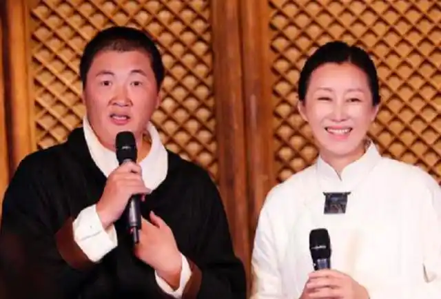 53岁孙楠与友人登山整张脸晒红和潘蔚结婚多年仍幸福