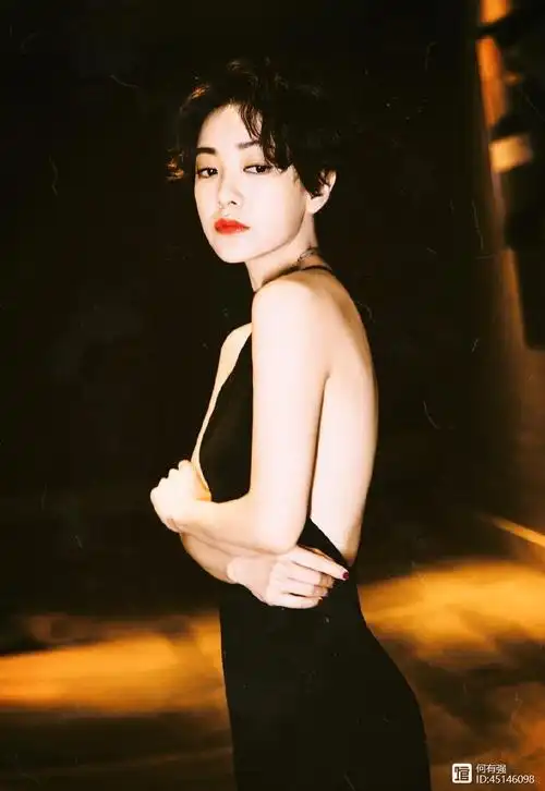 郭采洁烫了个港风小卷发满满复古气息网友连衣品都上升了