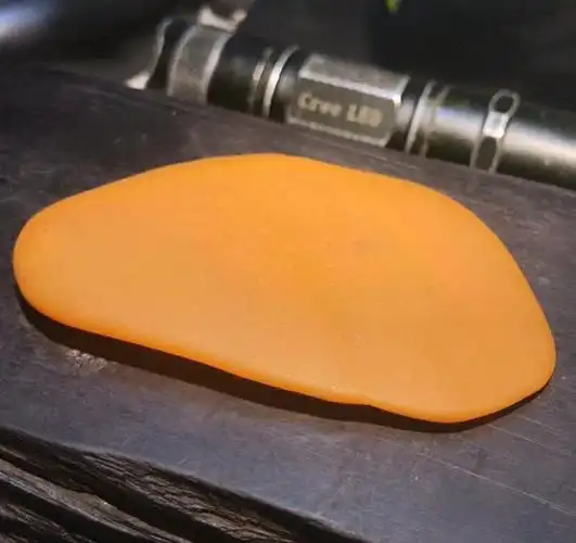 黄蜡石里属玉石级的金蜡和宝石级的黄冰最珍贵和稀有.