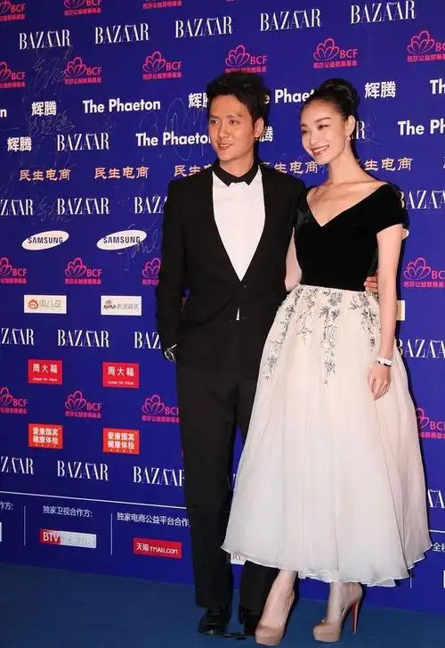 倪妮站在"前男友"冯绍峰身旁,白色裙摆银色印花,气质真太迷人