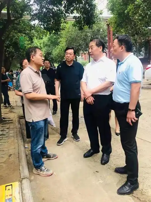 住建部城建司副司长韩煜在郑州指导抢险救援工作