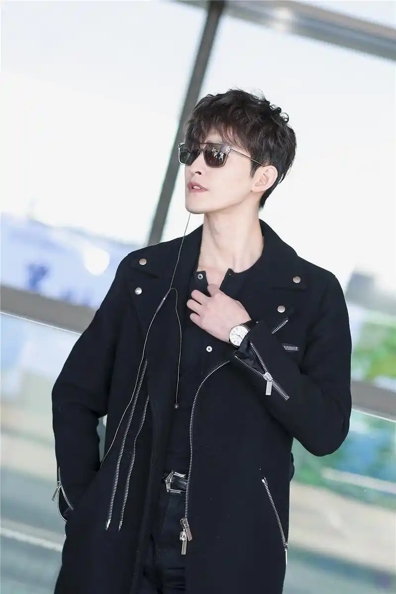 张翰启程日内瓦国际钟表展黑色系街拍利落干练气场强大