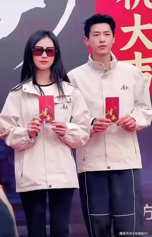 现场她穿着剧组统一的服装,戴着墨镜,对着镜头巧笑嫣然,一派清丽模样.