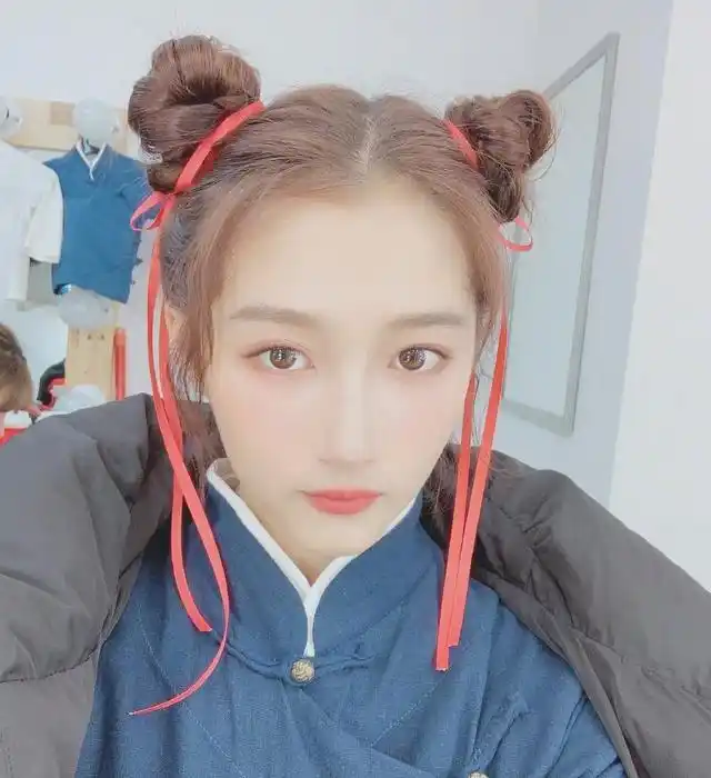 关晓彤也发型时尚度很高,"哪吒头"都能驾驭,太甜美了