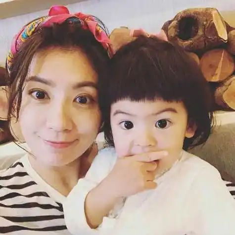 贾静雯周末遛小孩咘咘波妞同戴墨镜凹造型