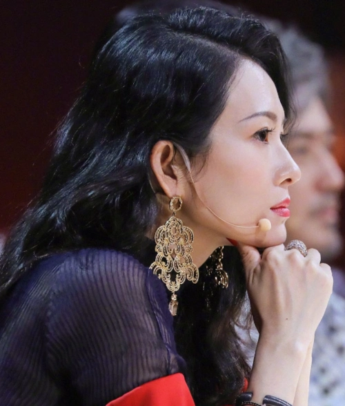 早期出席活动的章子怡,身穿白色蕾丝裙,回眸一笑让人心动啊!