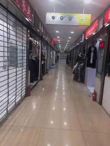 就是批发市场人很多赶上逢年过节的人多的都挤不进去的买衣服的人态度