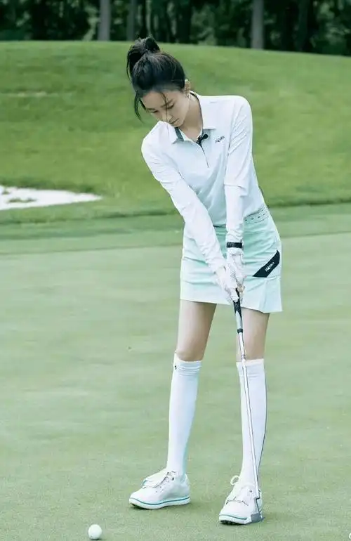 王丽坤选择了白色长筒袜,立显学院感,同时还可以修饰腿型,不仅是运动