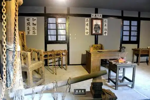 1939年国民党军统特务逼死矿主,霸占煤窑,在此设立了监狱,分内外两院