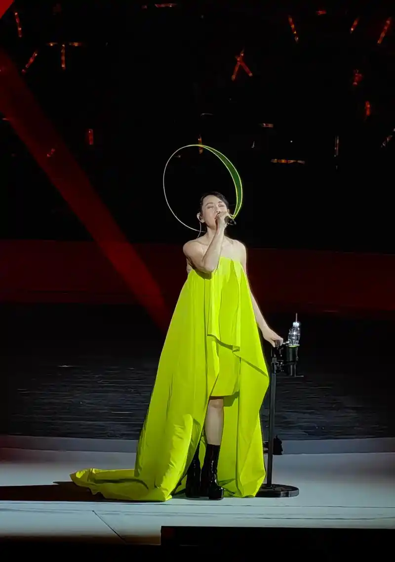 女歌手的舞台就是养眼!